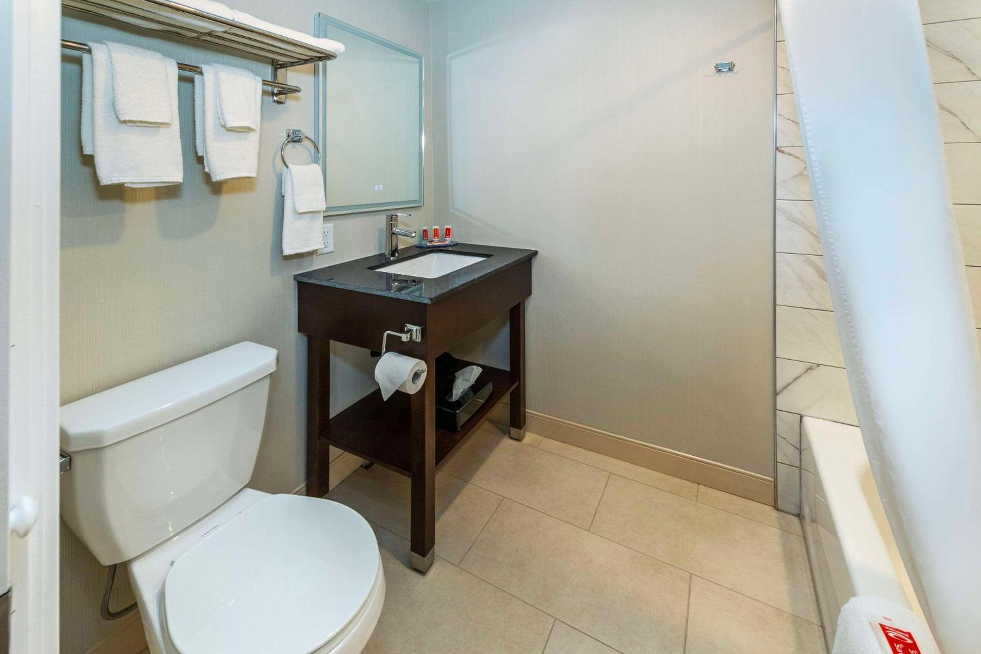 Econo Lodge Inn & Suites Пинчер-Крик Экстерьер фото