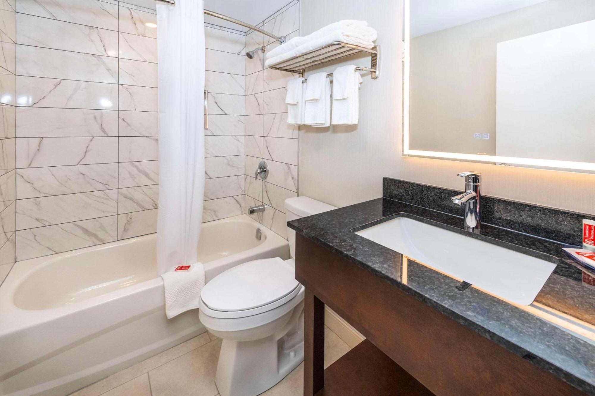 Econo Lodge Inn & Suites Пинчер-Крик Экстерьер фото