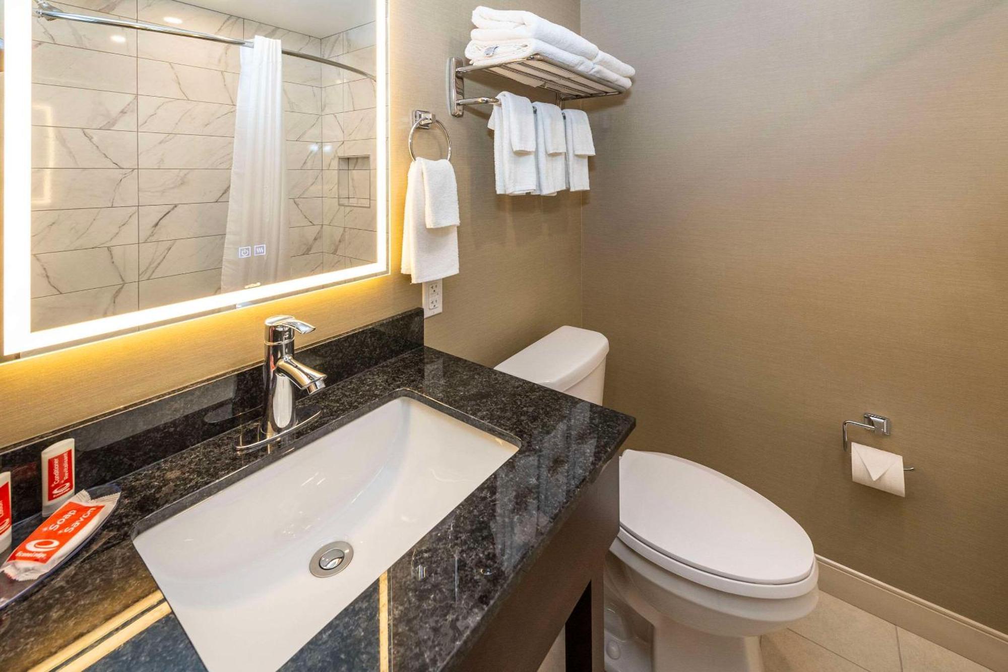 Econo Lodge Inn & Suites Пинчер-Крик Экстерьер фото