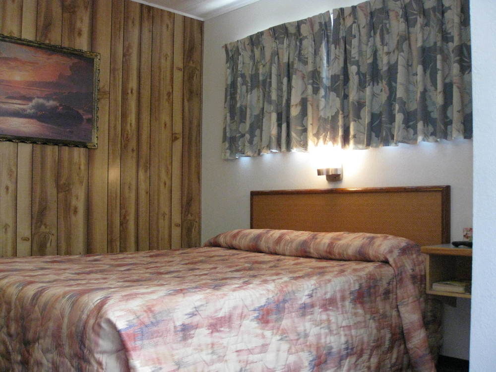 Econo Lodge Inn & Suites Пинчер-Крик Экстерьер фото