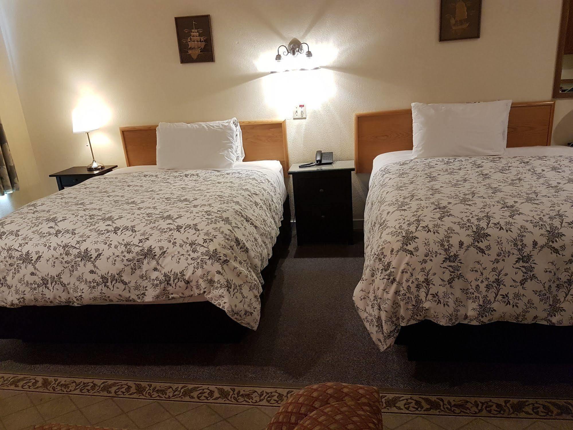 Econo Lodge Inn & Suites Пинчер-Крик Экстерьер фото
